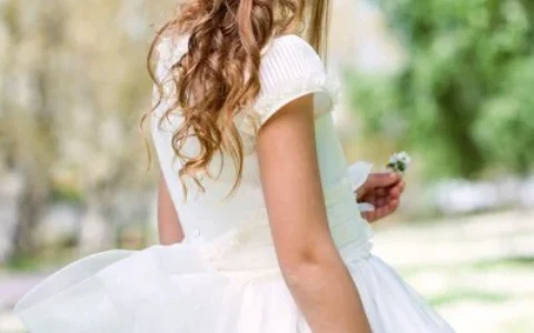 niña vestida de comunión